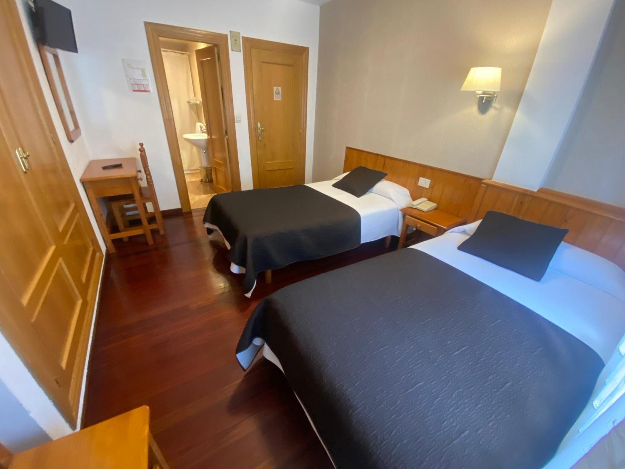 Hotel La Rambla Biescas  Bagian luar foto