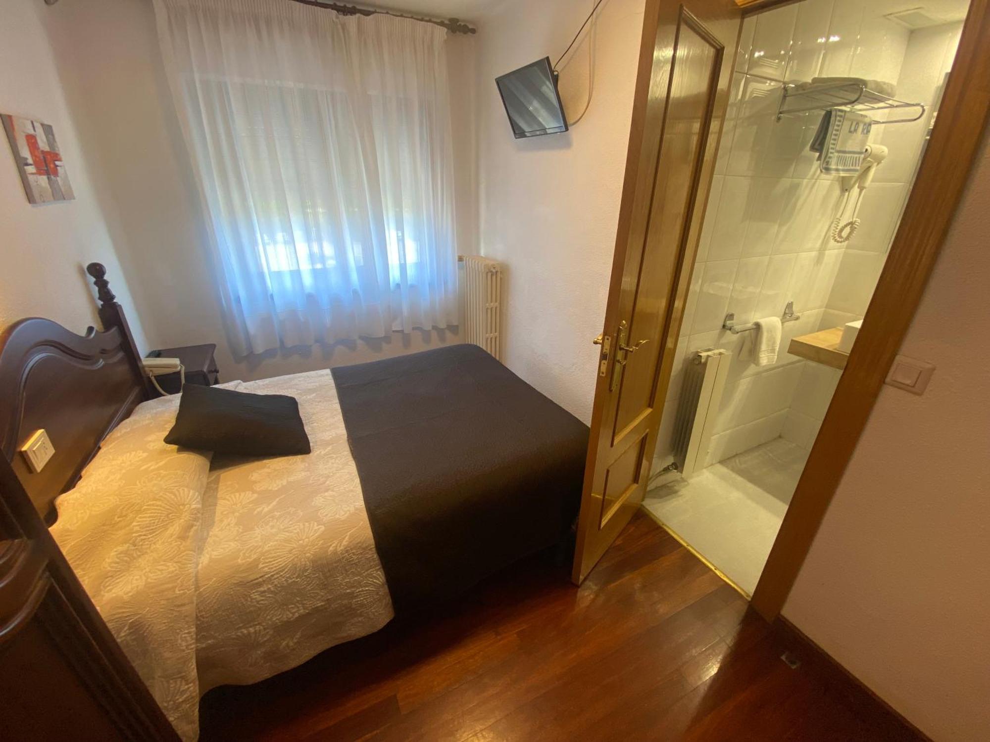 Hotel La Rambla Biescas  Bagian luar foto